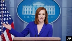 La portavoz de la Casa Blanca, Jen Psaki, conversa con los periodistas durante la rueda de prensa del 9 de marzo de 2021.