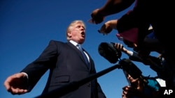 President Donald Trump berbicara kepada wartawan sebelum menaiki pesawat kepresidenan Air Force One di Bandara Morristown Municipal, di Morristown, 24 September, 2017. 