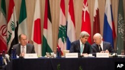 Sergueï Lavrov, John Kerry , Staffan de Mistura, émissaire spécial de l'Onu, lors d'une réunion du GISS, le 20 septembre 2016, à New York. (AP Photo/Kevin Hagen)