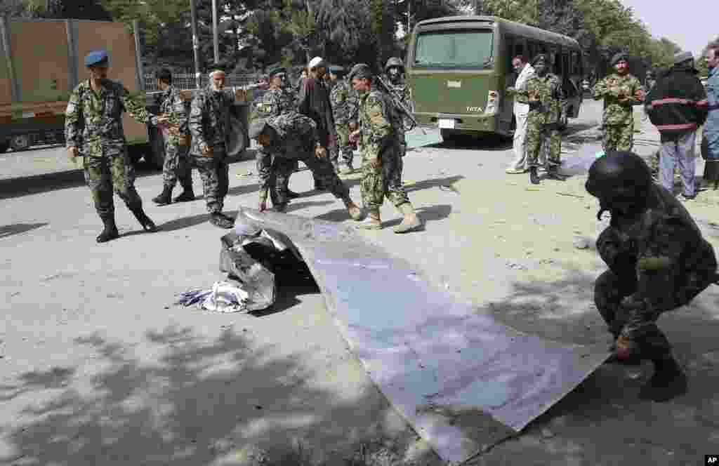 Afg'on askarlari portlash yuz bergan hududni tozalamoqda, Kobul, 2-iyul, 2014-yil.