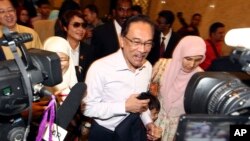 Pemimpin oposisi Malaysia Anwar Ibrahim (tengah) di pengadilan Putrajaya, Malaysia (Foto: dok). 