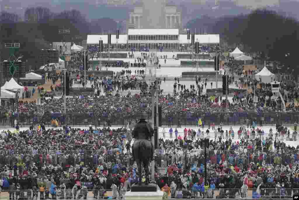 Le Mall est rempli de centaines de milliers de personnes pour l'investiture du 45e président des Etats-Unis, le 20 janvier 2017.