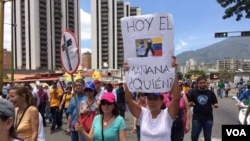 Con pancartas alusivas al déficit en salud bajo la presidencia de Nicolás Maduro, las personas salieron a marchar en contra del actual gobierno. 1 de abril de 2017. Foto: Álvaro Algarra / VOA.