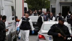La policía turca afuera de la residencia del cónsul de Arabia Saudí, general Mohammed al-Otaibi, en la investigación de la desaparición y presunto asesinato del escritor Jamal Khashoggi, en Estambul. Octubre 17, 2018.