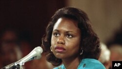 Anita Hill, profesora de derecho de la Universidad de Oklahoma, testificó durante las audiencias de confirmación ante el Comité Judicial del Senado en 1991 que Clarence Thomas, un candidato a la Corte Suprema, la había acosado sexualmente cuando trabajaron juntos.
