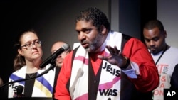 El reverendo Dr. William J. Barber II, (centro) y su colega Dra. Liz Theoharis, copresidentes de la Campaña por la Gente Pobre, hablan en el Museo Nacional de Derechos Civiles en Memphis, Tennessee, el martes, 3 de abril, de 2018.