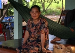 អ្នកស្រី ង៉ែត ស្រី ជាកសិករក្នុងស្រុកព្រៃនប់ ខេត្តព្រះសីហនុ ដែលរងគ្រោះដោយសារទឹកប្រៃតាមព្រែកសមុទ្រហូរចូលស្រែរបស់អ្នកស្រី។ (ស៊ុន ណារិន/VOA Khmer)