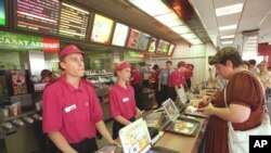 Moskvada McDonald’s restoranı açılanda amerikalı korporativ nümayəndələr yerli işçilərə gülümsəməyin önəmini izah etməkdə çətinlik çəkirdilər.