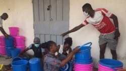 Nétoua Ernestine le Néribar entourée de quelques bénévole au service de la population vulnérable, au Tchad, le 2 avril 2020. (VOA/André Kodmadjingar).