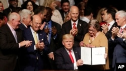 Archivo-El presidente Donald Trump endureció la posición de EE.UU. hacia Cuba tras su llegada a la Casa Blanca.
