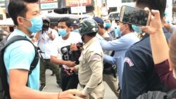 Protesters are being pushed by Prampi Makara district security police in front of the Phnom Penh Municipal Court, Phnom Penh, Cambodia, August 13, 2020. (Hul Reaksmey/VOA Khmer)