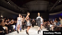 Koleksi pakaian terbaru Rinda Salmun untuk edisi musim semi dan musim panas 2017 dipertunjukkan di Los Angeles Fashion Week 2016 (foto/dok: Rinda Salmun)