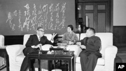 O secretário de Estado norte-americano Henry Kissinger, à esquerda, conversa com Deng Xiaoping Deng Hsiao-ing, primeiro-ministro chinês, em Pequim, 27 de novembro de 1974