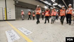 香港立法會議員參觀西九高鐵站內的中港口岸區分界。(香港立法會圖片)