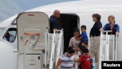 11 августа 2014 года. Американский самолет доставил группу депортированных из США мигрантов на родину - в Гондурас.