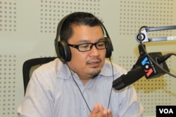 FILE: Ou Virak, Founder and President of Future Forum during VOA Khmer’s monthly radio call-in show in 2015. (Lim Sothy/VOA Khmer)
