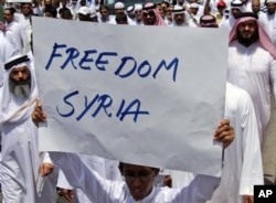 Quelques Bahrainis,dont plusieurs d'origine syrienne, protestant contre le régime de Bachar al-Assad