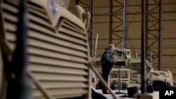 En un viaje sorpresa a Irak, el presidente Donald Trump defendió su decisión de retirar las fuerzas estadounidenses de Siria.