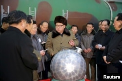 지난 2016년 3월 김정은 북한 국무위원장이 핵무기 연구 부문 과학자, 기술자들을 만나 핵무기 병기화 사업을 지도하는 모습을 조선중앙통신이 보도했다. 사진 아래쪽에 핵탄두 기폭장치 추정 물체가 보인다.