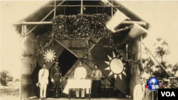 1924年6月16日黄埔开学典礼当天孙中山、宋庆龄、蒋介石等人合影(VOA卫视截屏)