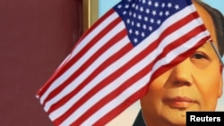 為歡迎美國總統特朗普訪華，美國國旗在北京天安門毛澤東畫像前飄揚。 （2017年11月8日）