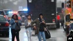 Dos estudiantes abandonan la escuela secundaria Great Mills con su madre.