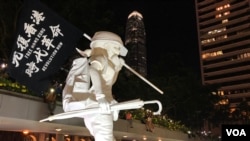 數以千計香港市民參與9月6日中環遮打花園”反濫捕、抗威權”集會，大會放置香港民主女神像。( 美國之音 湯惠芸拍攝)