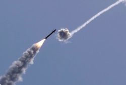 Izraelski odbrambeni raketni sistem "Čelična kupola" presreće raketu koju su ispalili militanti palestinsnog Hamasa, iznad južnog izraelskog grada Aškelona, 11. maja 2021.