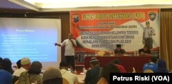 Mohammad Nasir Abbas mantan teroris berkewarganegaraan Malaysia sedang memaparkan praktek perekrutan calon pelaku teoris pada sebuah diskusi di Surabaya (foto: VOA/Petrus Riski)