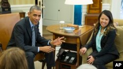 Shugaba Barack Obama ya na ganawa da ma'aikaciyar jinya Nina Pham a fadar shi ta White House bayan an tabbatar da cewa ta rabu da cutar Ebola