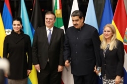 El presidente de Venezuela, Nicolás Maduro, posa junto al canciller de México, Marcelo Ebrard, en México, durante una visita para asistir a la Cumbre de la CELAC, el pasado fin de semana.