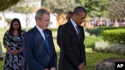 Le président Obama et l'ancien président George W. Bush à Dar-es-Salam