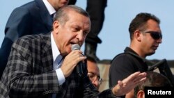 Perdana Menteri Erdogan berbicara dengan para pendukungnya di Ankara (9/6).