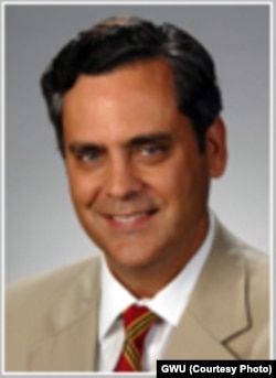 Jonathan Turley dari George Washington University mengatakan penekanan pada pemeriksaan keagamaan tidak akan bermanfaat bagi pertahanan perbatasan AS. (Courtesy JonathanTurley.org)
