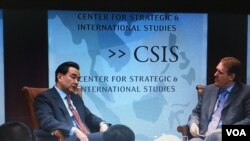 中国外长王毅回答主持人的提问 (美国之音莉雅拍摄 2016年2月25日 )