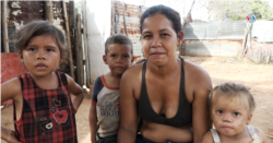 Osmerys Vargas, de 27 años, es la madre de cuatro niños. Contó a la VOA que el agua potable tarda meses en llegar a través de tuberías.