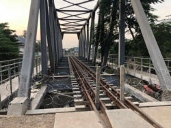 សមត្ថកិច្ចរាយលួសបន្លាលើផ្លូវរថភ្លើងទៅប្រទេសថៃ ដើម្បីកុំឲ្យមានការឆ្លងកាត់។ (ស៊ុន ណារិន/VOA)