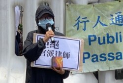 被关押港人黄伟然太太表示，今年中秋不能与丈夫团圆，她手持月饼要求北京驻港机构中联办转交给丈夫，她强调家属希望见自己家人等诉求是基本人权，并不是出来搞事 （美国之音/汤惠芸）