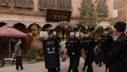 中国警察在新疆喀什老城巡逻。（路透社2021年5月4日）
