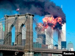 2001年9月11日，一架被劫持的飞机撞上纽约世界贸易中心的第二座塔楼后，高楼迸发出火焰。