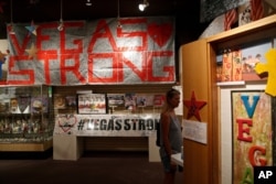 Teri Engel, observa una exhibición de artículos colocados en honor de las víctimas del tiroteo en un concierto de música country en Las Vegas el 1 de octubre de 2017. Foto del 19 de septiembre de 2018.
