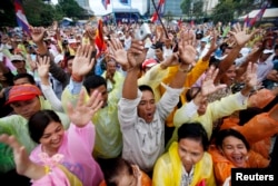រូបឯកសារ៖ ក្រុម​បាតុករ​គាំទ្រ​គណបក្ស​ប្រឆាំង​បាន​ប្រមូល​ផ្តុំ​គ្នា​នៅសួន​ប្រជាធិបតេយ្យ នៅ​កណ្តាល​រាជធានី​ភ្នំពេញ កាលពីថ្ងៃទី១៧ ខែធ្នូ ឆ្នាំ២០១៣ ក្រោយការ​បោះឆ្នោតថ្នាក់ជាតិ​បាន​បញ្ចប់។