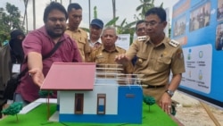 Bupati Sigi Irwan Lapata (berkacamata), mengamati miniatur hunian tetap (huntap) tipe 36 yang akan dibangun sebanyak 500 unit, bantuan dari Habitat Humanity Indonesia. (2/12/2019) Foto : Yoanes Litha