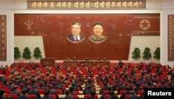 មេដឹកនាំ​កូរ៉េ​ខាង​ជើង Kim Jong Un ថ្លែង​ក្នុង​កិច្ចប្រជុំ​នៃ​គណៈកម្មាធិការ​នៃ​គណបក្ស​ពលករ​របស់​កូរ៉េ​លើក​ទី៧ នៅ​វិមាន Kumsusan Palace of the Sun។