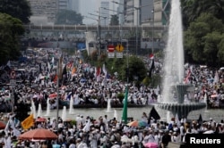 Massa yang sebagian besar kalangan Muslim memadati Jakarta pada Acara 'Reuni 212' pada hari Minggu, 2 Desember 2018.