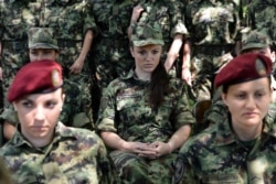 Pripadnice Vojske Srbije tokom posete prvog potpredsednika Vlade i ministra odbrane Srbije Aleksandra Vučića, u Dobanovcima kraj Beograda, 21. maja 2013. godine. (Foto: Sajt Ministarstva odbrane Republike Srbije)