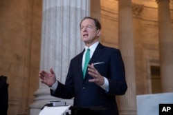 El senador Pat Toomey, republicano por Pensilvania, analiza el renovado acuerdo comercial de América del Norte del presidente Donald Trump con Canadá y México durante una entrevista televisiva en Capitol Hill en Washington, el 2 de octubre de 2018.