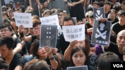 示威者舉起反洗腦的標語