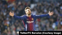 Lionel Messi, les mains levées, célèbre le 2e but du FC Barcelone lors du clasico contre le Real Madrid comptant pour la 17e journée de la Liga espagnole, samedi 23 décembre 2017. (Twitter/FC Barcelone)