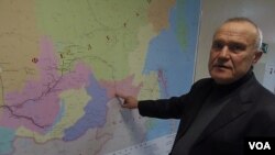 石油和天然氣管道運輸中心負責人魯達前科講解通向中國的石油管道(美國之音白樺 拍攝)